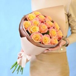 Букет №251 (15 розово-оранжевых роз Мисс Пигги в декоративной упаковке)